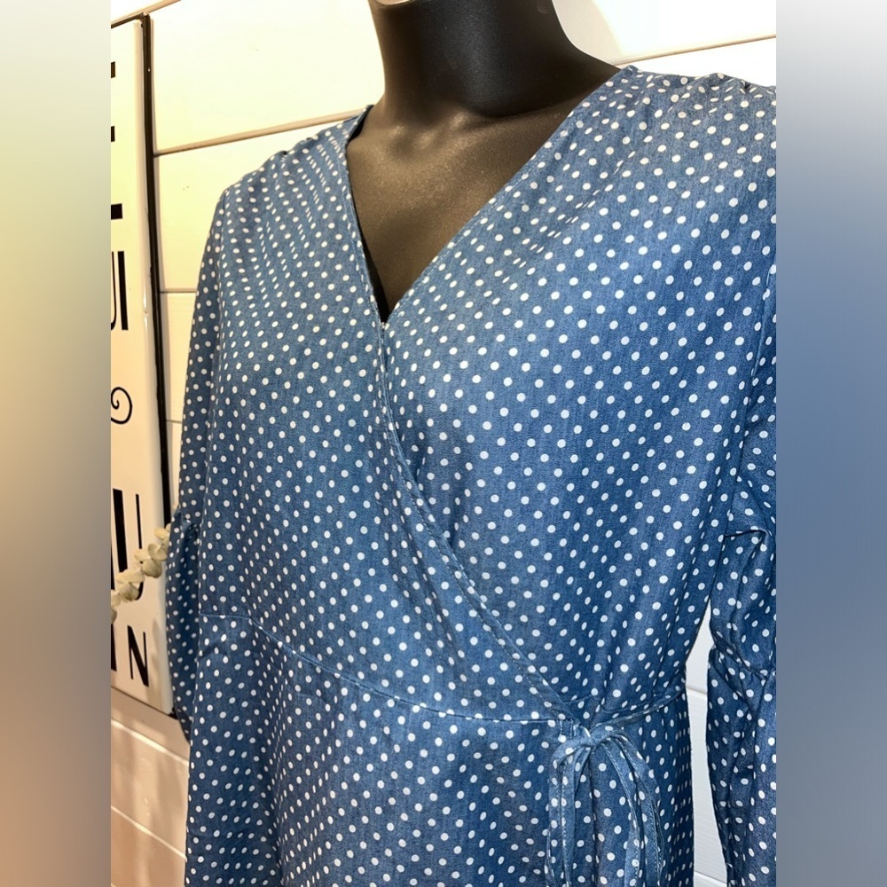 SUZANNE BETRO, beautiful denim blue and white polka dot crossover  blouse 2x - Picture 5 of 14